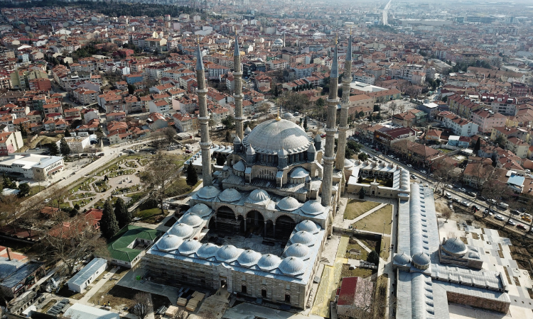 Edirne'deki Selimiye Camii'nin havadan görünümü, çevresindeki şehir manzarasıyla birlikte gösterilmektedir.