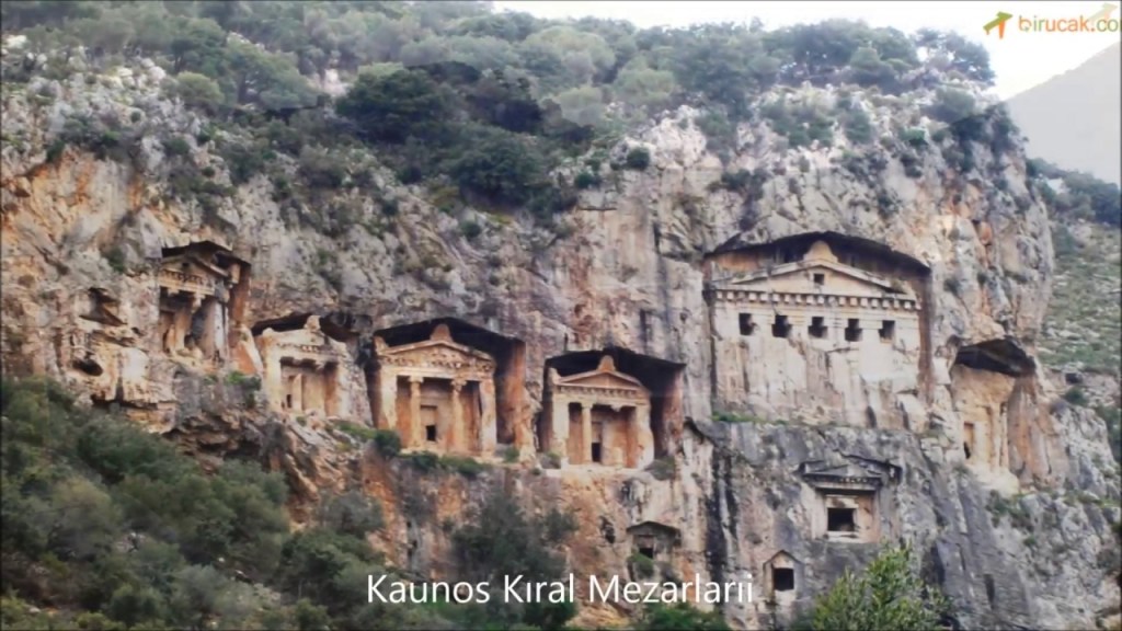 Kaunos'taki antik frizli kaya mezarları, dağ yamacında yer alıyor.
