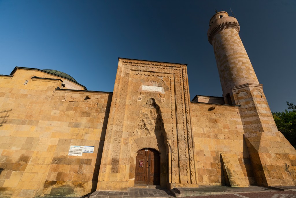 Alaaddin Camii'nin dış cephesi, Selçuklu mimarisini yansıtan tarihi bir yapı.