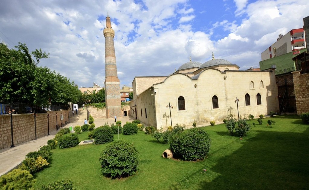 Siirt Ulu Camii ve çevresindeki yeşil alan, Artuklu mimarisinin bir örneği olarak öne çıkmaktadır.
