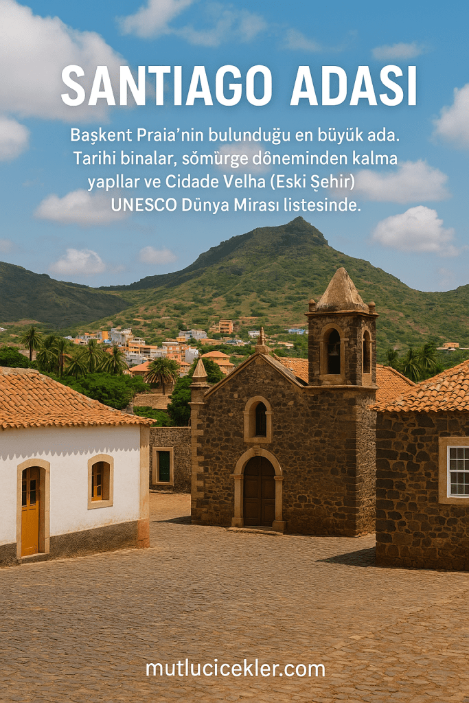 Santiago Adası, tarihi binalar ve mimariyle çevrili, dağ manzarası eşliğinde bir alan. Açık mavi gökyüzü ve bulutlar ile beyaz ve taş yapılar görüntülüyor.