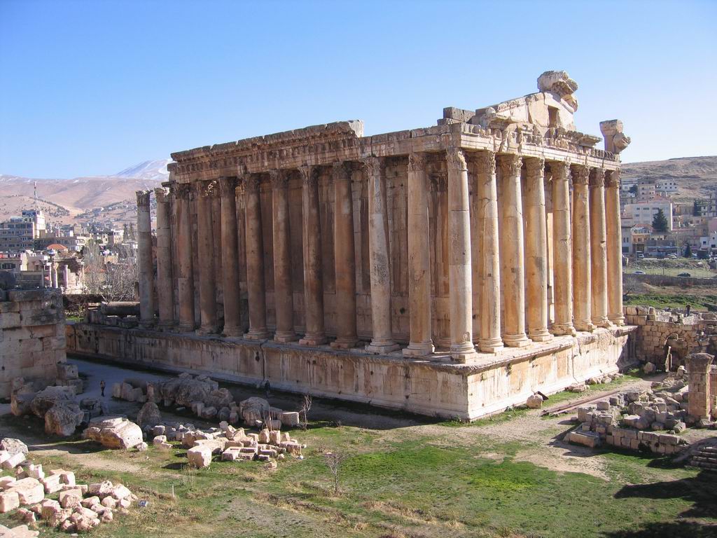 https://upload.wikimedia.org/wikipedia/commons/b/b4/Baalbek_Baccustempel.jpg
