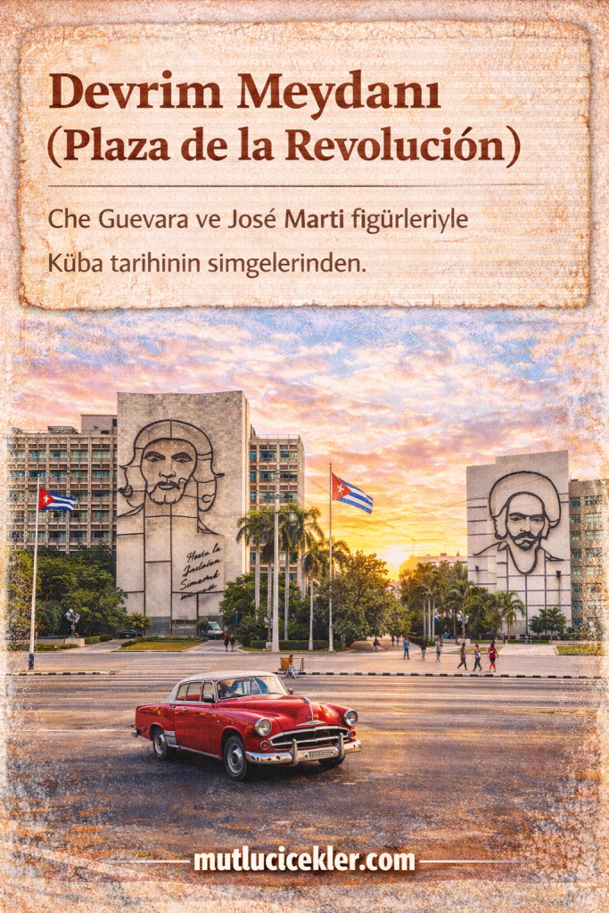 Devrim Meydanı'nda (Plaza de la Revolución) Che Guevara ve José Martí figürlerinin yer aldığı tarihi binaların önünde eski bir kırmızı otomobil.