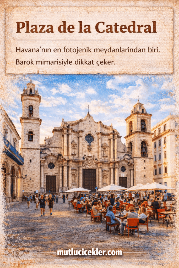 Plaza de la Catedral, Havana'nın en fotojenik meydanlarından biri, barok mimarisiyle dikkat çekiyor. Meydanda oturan insanlar ve restoran masaları görülüyor.