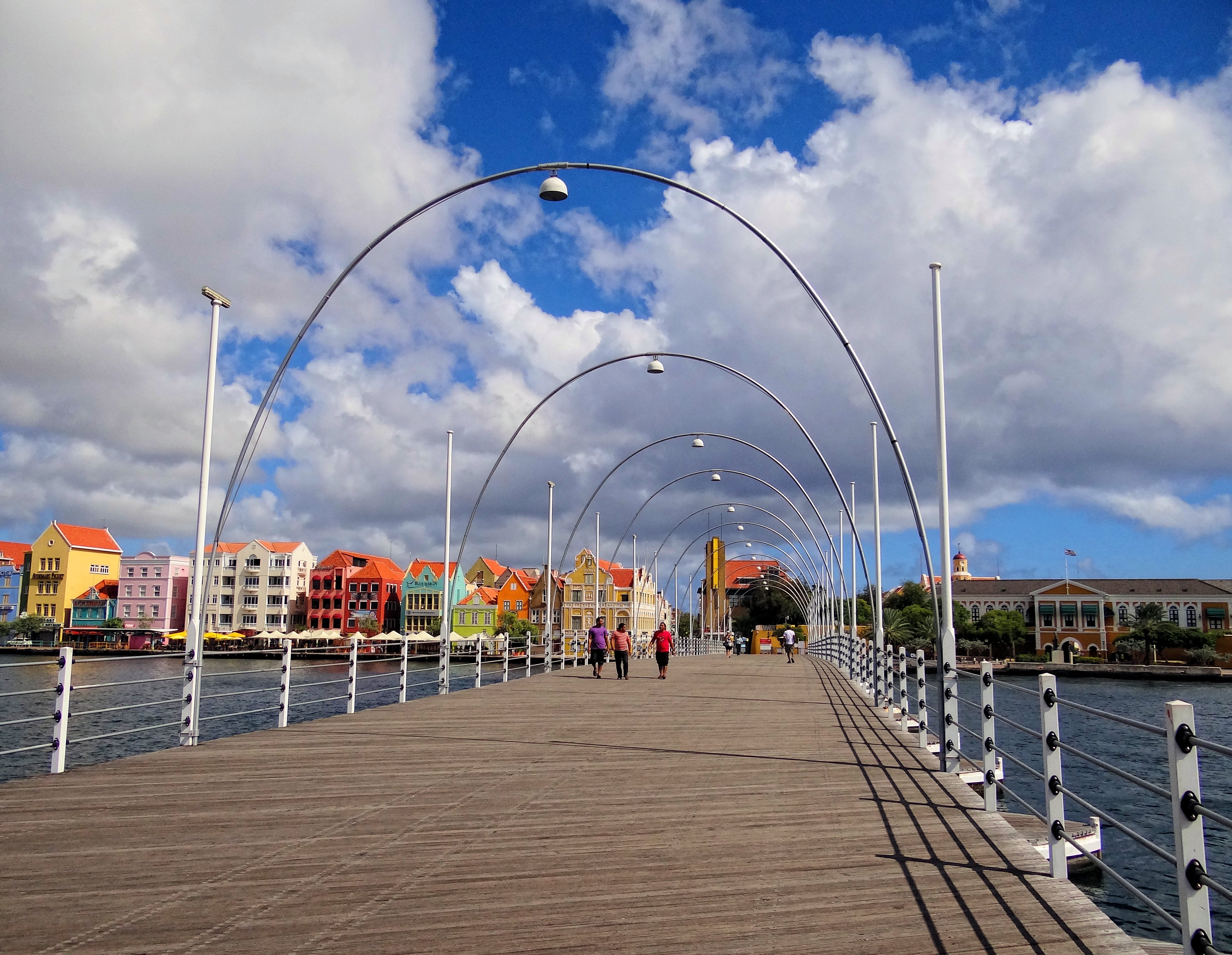 https://upload.wikimedia.org/wikipedia/commons/8/87/Curacao-Queen-Emma-Bridge.JPG